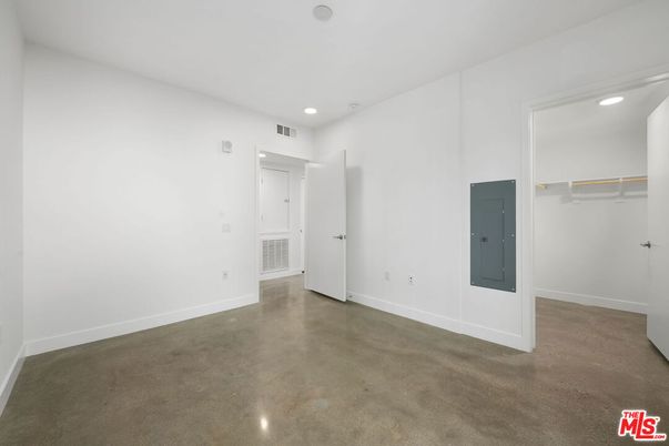 Empty room, Interior, Recessed Lighting