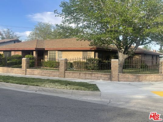 Exterior, Facade, Ranch