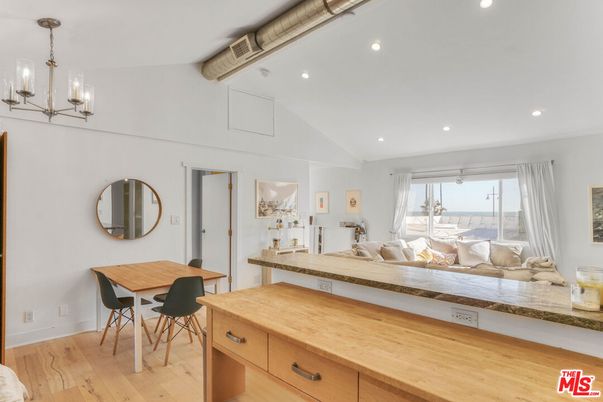 Chandelier, Dining room, Interior, Living room, Recessed Lighting, Wood Texture Flooring