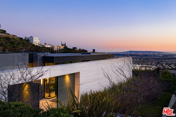 Exterior, Facade, Modern
