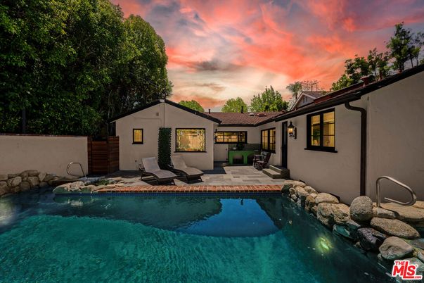 Exterior, Pool
