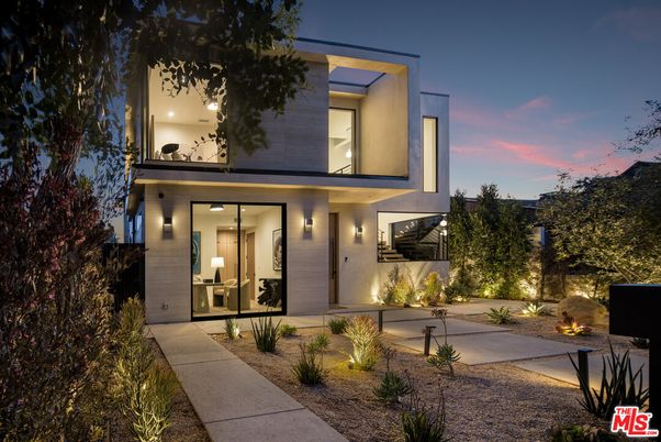 Backyard, Exterior, Facade, Modern