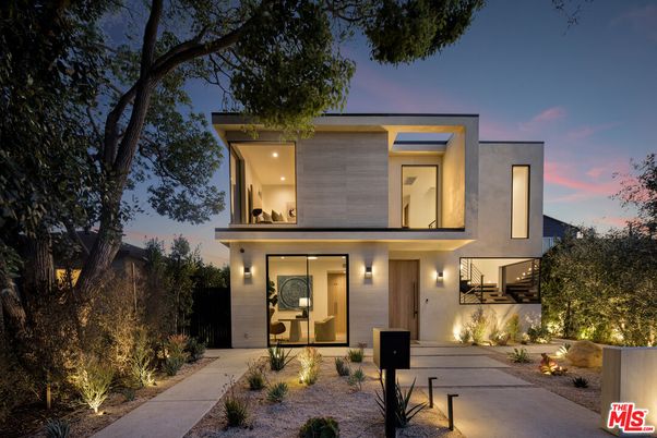 Backyard, Exterior, Facade, Modern