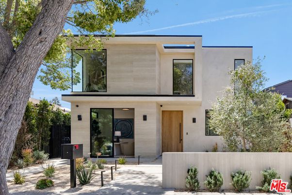 Exterior, Facade, Modern