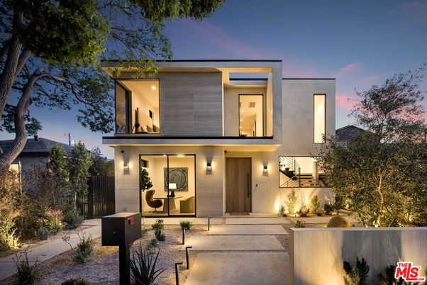 Exterior, Facade, Modern