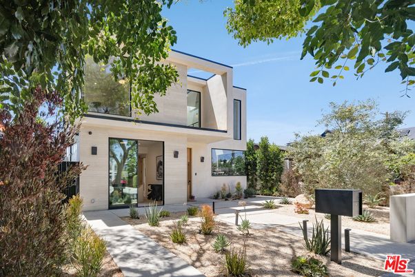 Backyard, Exterior, Facade, Modern