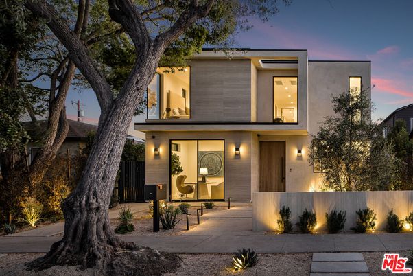 Exterior, Facade, Modern