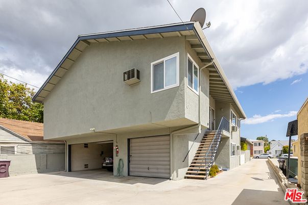 Attached, Exterior, Facade, None