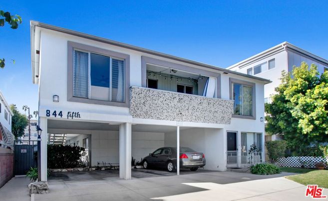 Exterior, Facade, Modern