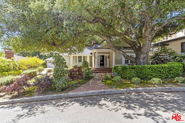 Exterior, Facade, Ranch