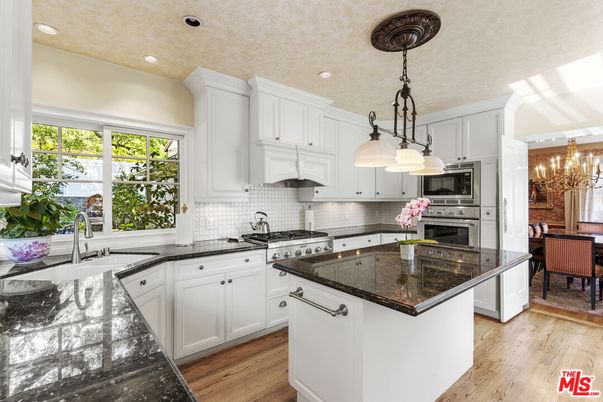 Chandelier, Dining room, Interior, Kitchen, Pendant Lights, Recessed Lighting, Stainless Steel Appliances, Wood Texture Flooring