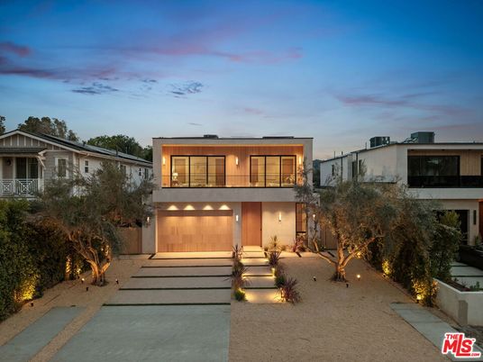 Backyard, Exterior, Facade, Modern