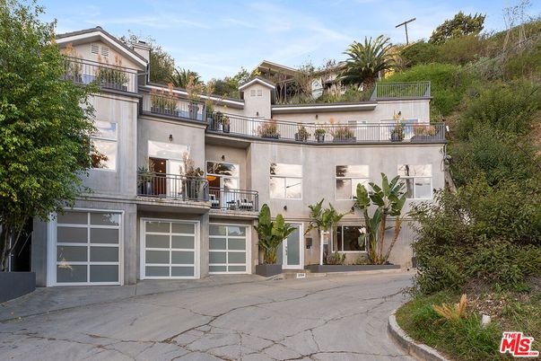 Attached, Exterior, Facade, Modern