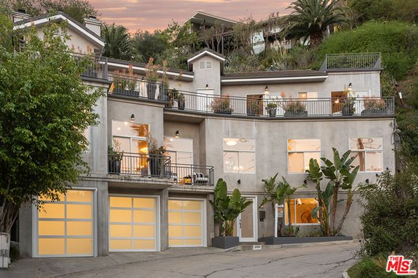 Attached, Exterior, Facade, Modern