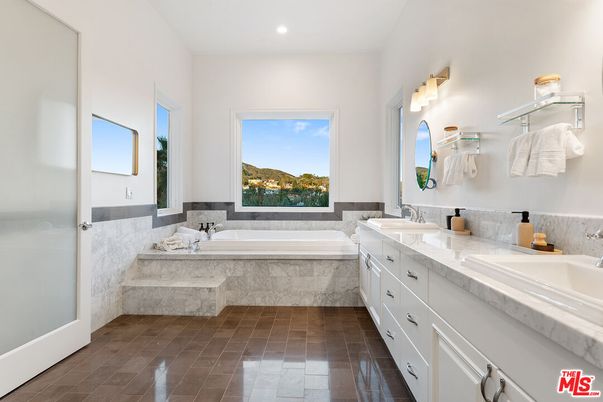 Bathroom, Dual Sink Vanities, Interior, Recessed Lighting