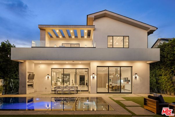 Exterior, Facade, Pool, Modern