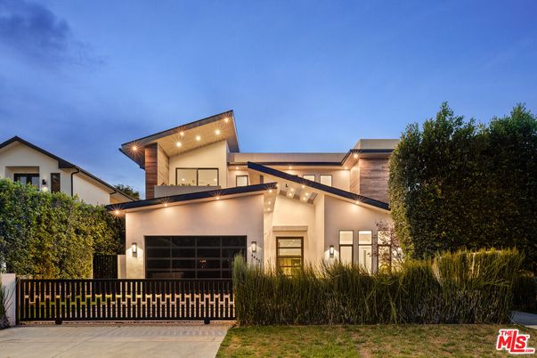Attached, Exterior, Facade, Modern