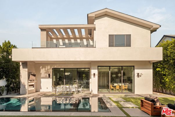 Exterior, Facade, Pool, Modern