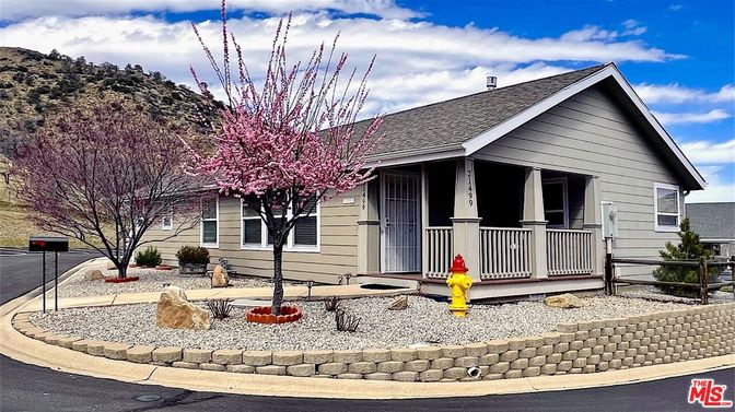 Exterior, Facade, Ranch