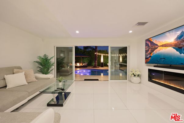 Fireplace, Interior, Living room, Recessed Lighting