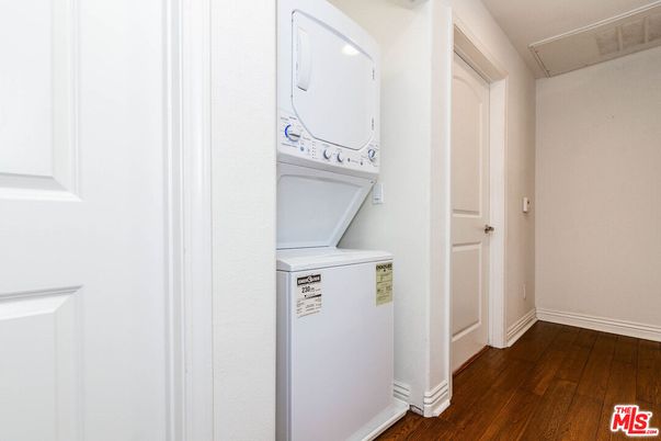 Interior, Utility Closets, Washer, Wood Texture Flooring