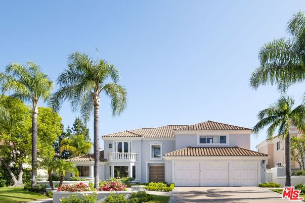 Attached, Exterior, Facade, Mediterranean