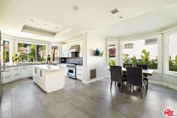 Dining room, Interior, Kitchen, Pendant Lights, Recessed Lighting, Stainless Steel Appliances