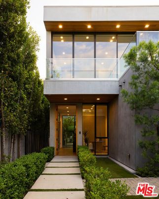 Exterior, Facade, Modern