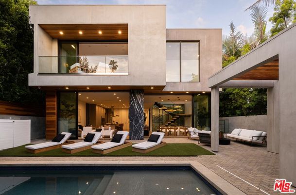 Exterior, Facade, Pool, Modern