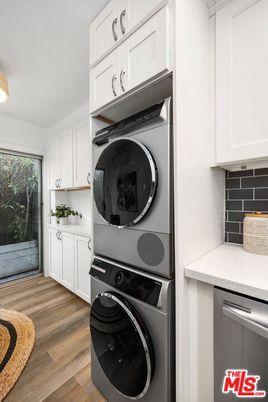 Interior, Utility Closets, Washer, Wood Texture Flooring