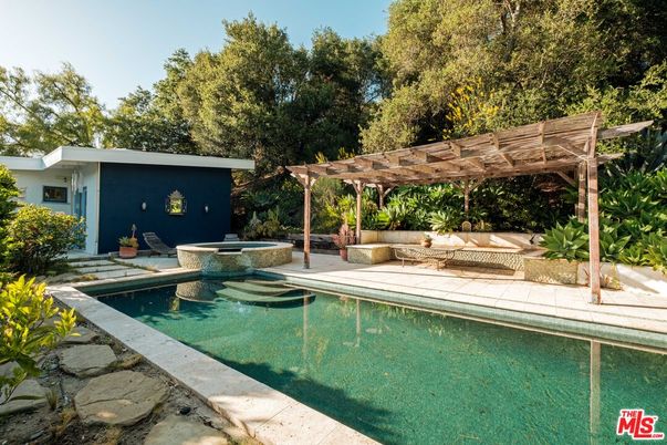 Exterior, Pool