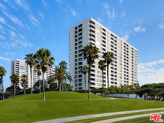 Exterior, Facade, Condo Building