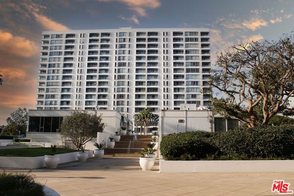 Exterior, Facade, Condo Building