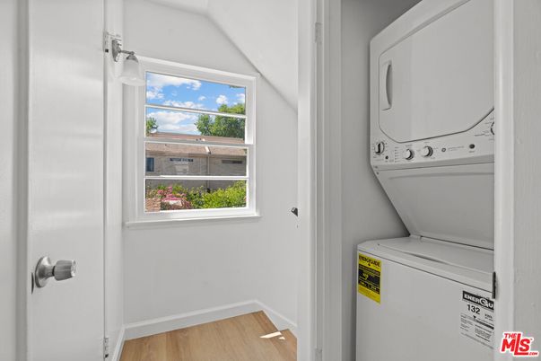 Interior, Utility Closets, Washer, Wood Texture Flooring