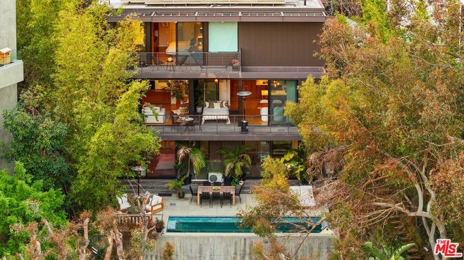 Exterior, Facade, Pool, Modern