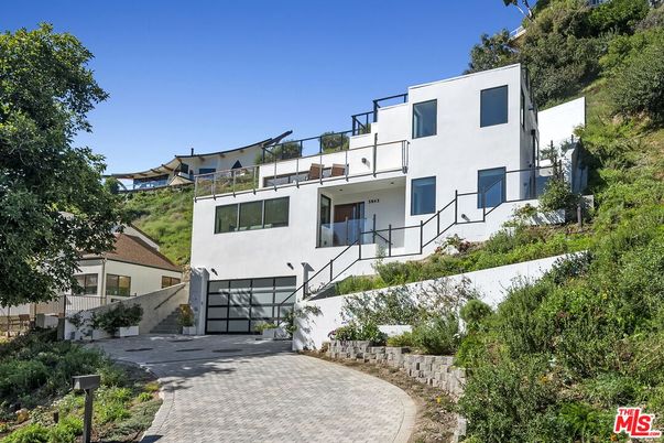 Attached, Exterior, Facade, Modern