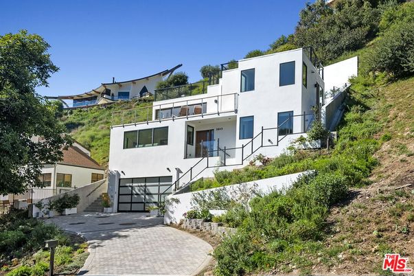 Attached, Exterior, Facade, Modern