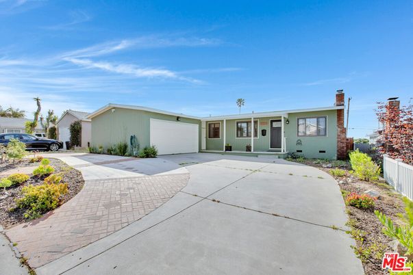 Attached, Exterior, Facade, Ranch