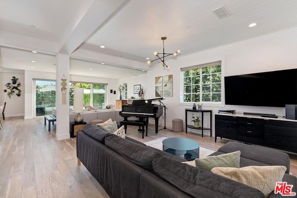 Interior, Living room, Pendant Lights, Piano, Recessed Lighting, Wood Texture Flooring