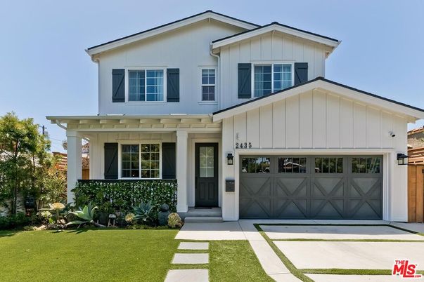 Attached, Exterior, Facade, Farmhouse