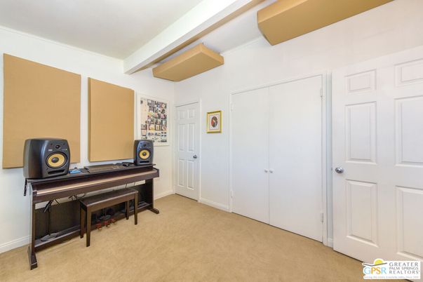 Interior, Piano