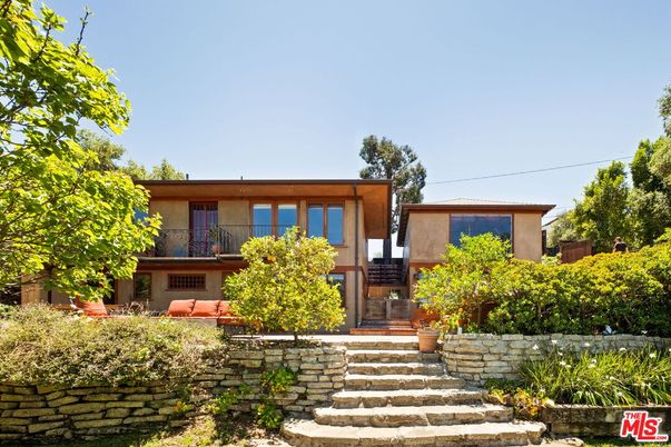 Exterior, Facade, Modern