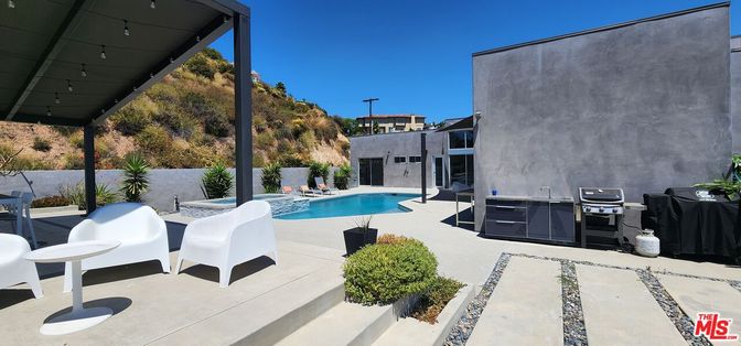 Exterior, Pool