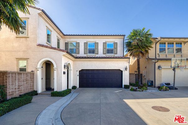 Attached, Exterior, Facade, Mediterranean
