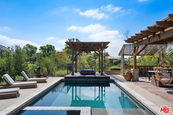 Exterior, Pool