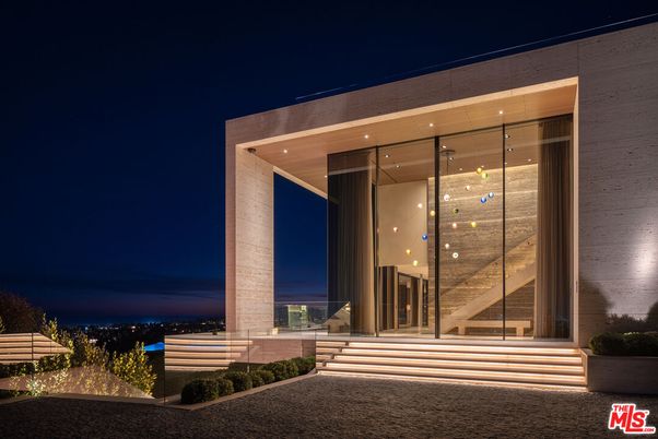 Exterior, Facade, Modern