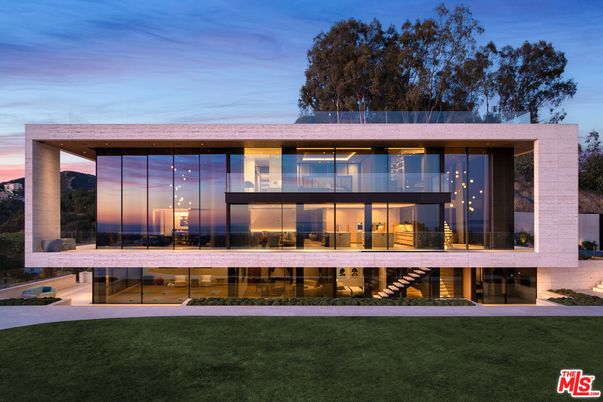 Backyard, Exterior, Facade, Modern