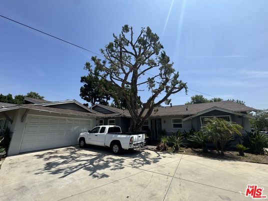 Attached, Exterior, Facade, Ranch