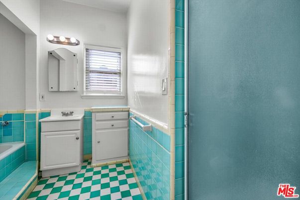 Bathroom, Interior, Tile Countertops