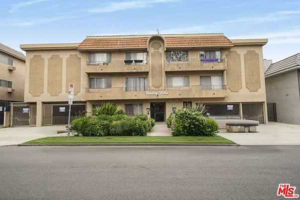 Exterior, Facade, Mediterranean